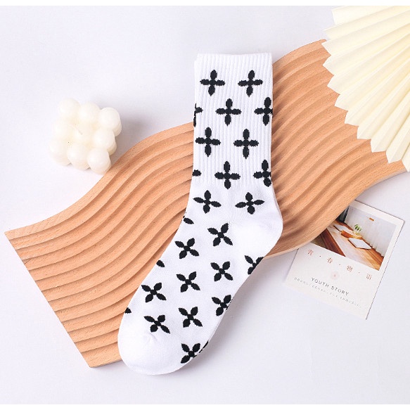 Vớ Tất cao cổ Nam Nữ phong cách thể thao, trẻ trung, cá tính.