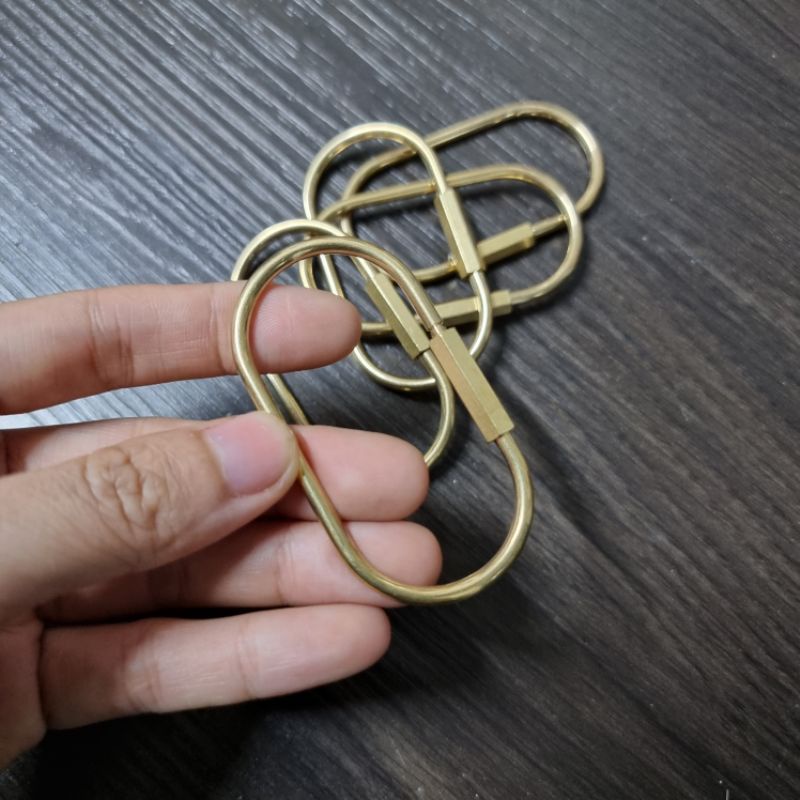 1 chiếc móc khóa đồng thau kích thước 3.2 x 5.5cm dày 3mm