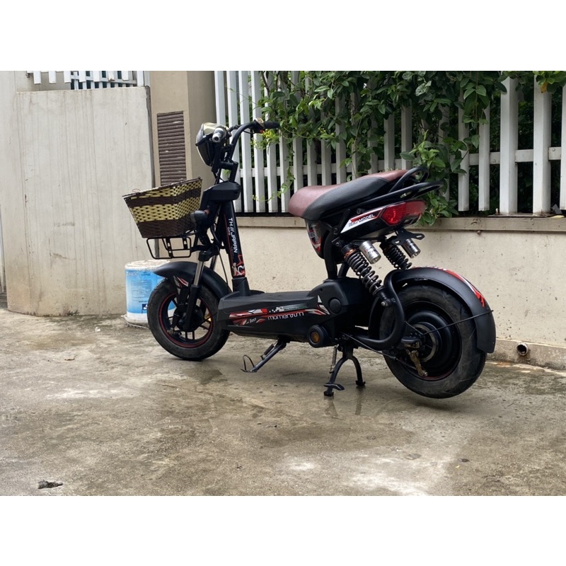 Xe điện M133 màu đen của hãng Giant xe đẹp bình khỏe