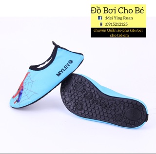 Giày đi biển cho bé
