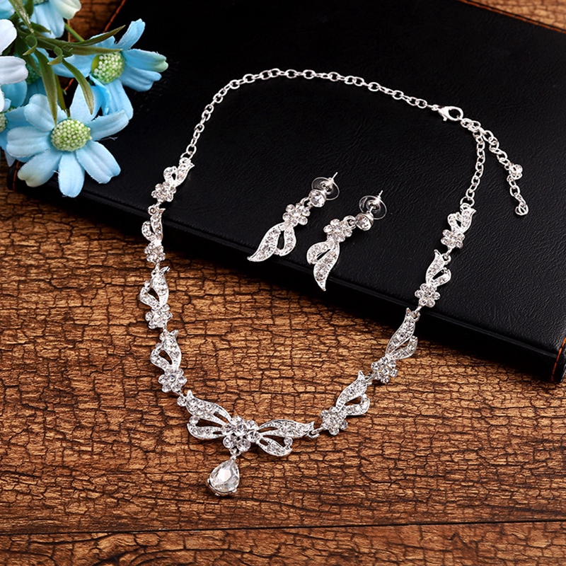 Bộ Dây Chuyền + Bông Tai Hình Bướm Đính Đá Lấp Lánh