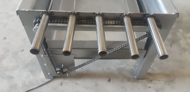 MÁY NƯỚNG THỊT, CHẢ, GÀ THAN HOA TỰ QUAY KÈM 5 XIÊN INOX