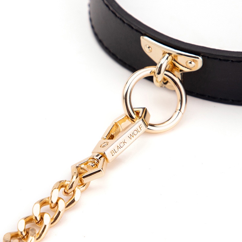 Vòng cổ Chocker đa dạng phong cách kèm dây xích dắt