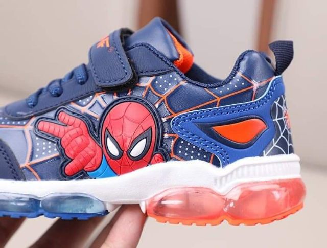 Giày thể thao bé trai