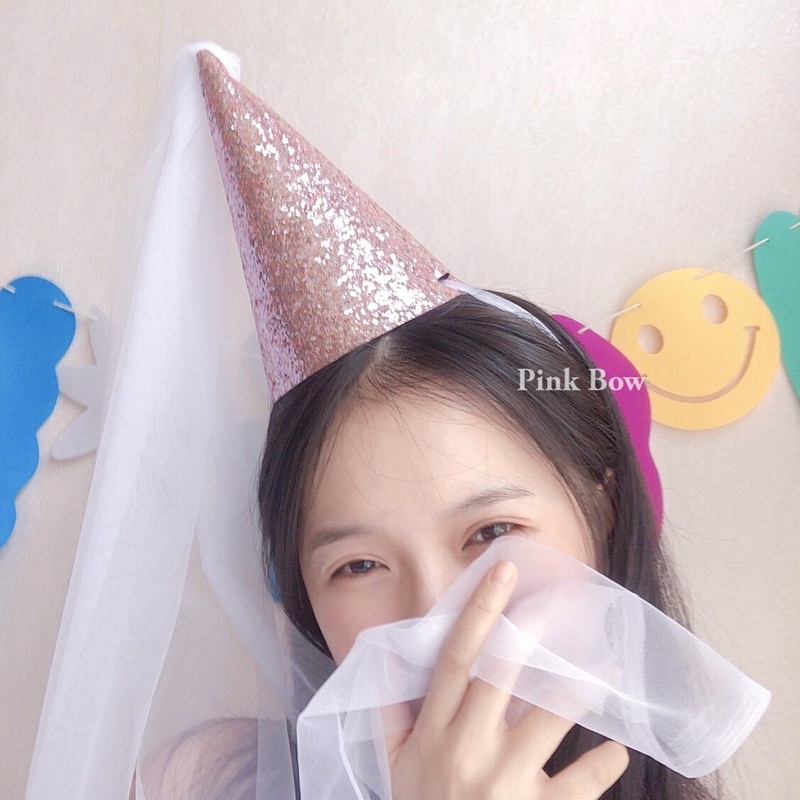 Nón vải kim tuyến có quai đeo kèm miếng rũ voan