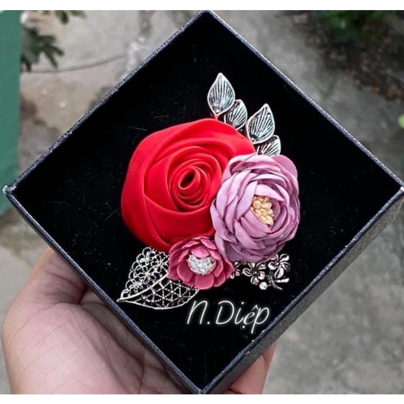 Nhiều màu-Hoa cài áo nụ hồng lụa cuộn mix các loại hoa-nobox