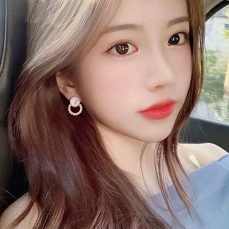Đôi bông tai đính ngọc trai giả phong cách hợp thời trang cho nữ