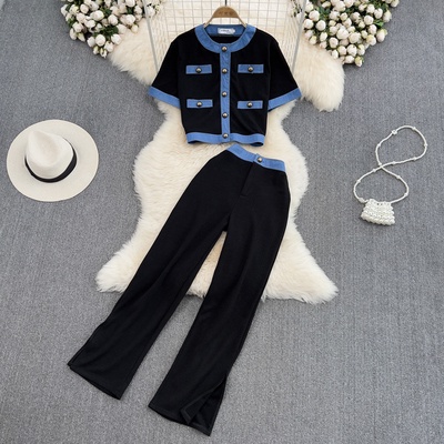 Áo cổ tròn + quần thanh lịch phối jean cá tính