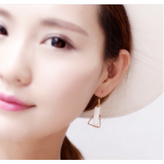 Khuyên tai tam giác đá mài trẻ trung
