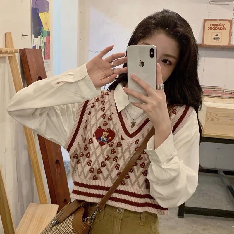 Áo gile len thêu Red Heart đáng yêu Footmade