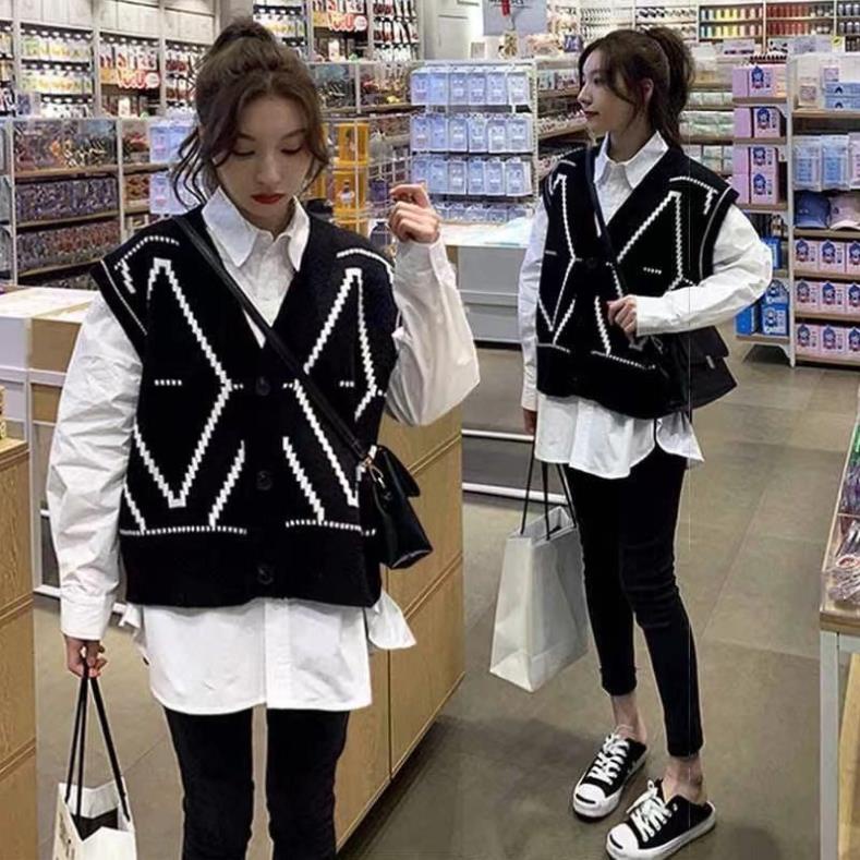 Áo gile len dáng khoác ngắn mix kèm sơ mi trắng xinh xắn