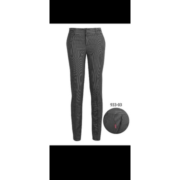 Quần tây Thái Hòa sọc caro fom ống đứng.