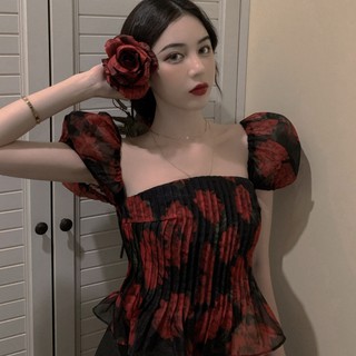 Áo voan xếp ly hoa đỏ cổ vuông cuốn hút