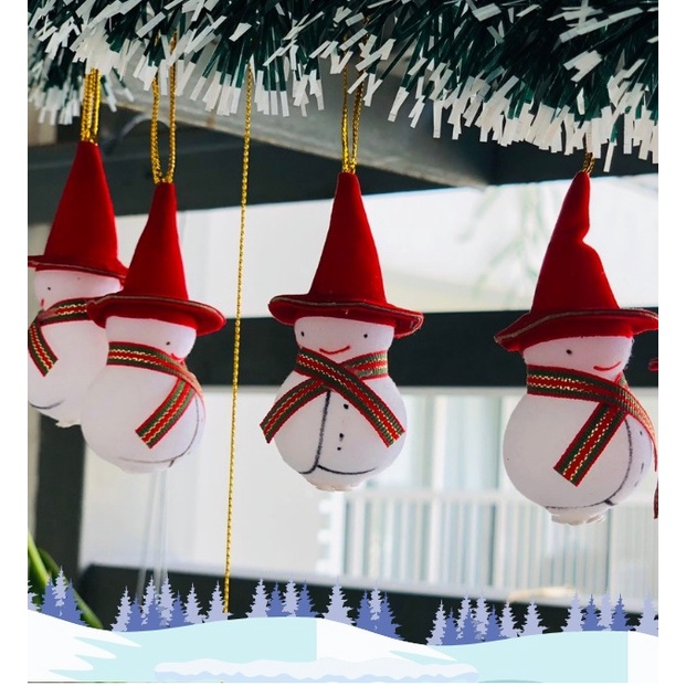 Người tuyết treo cây thông trang trí Giáng Sinh