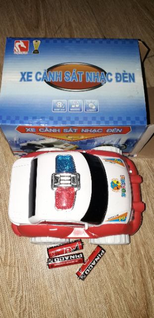 Chiếc xe mô hình Police bằng nhựa có nhạc và đèn led tặng kèm pin