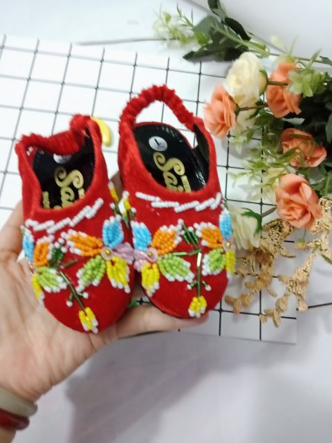 Hài nhung thêu tay họa tiết xuân cho bé