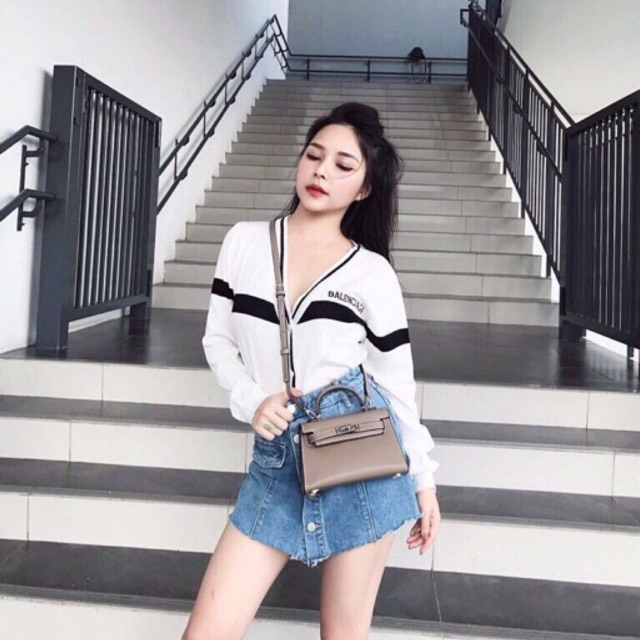 G10. 1279. KHOÁC LEN CHỮ NGỰC