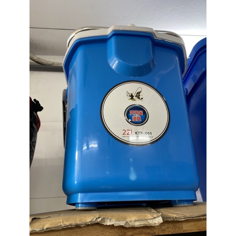 Thùng câu đài 22l đa năng dùng cho câu cá có phụ kiện đi kèm.