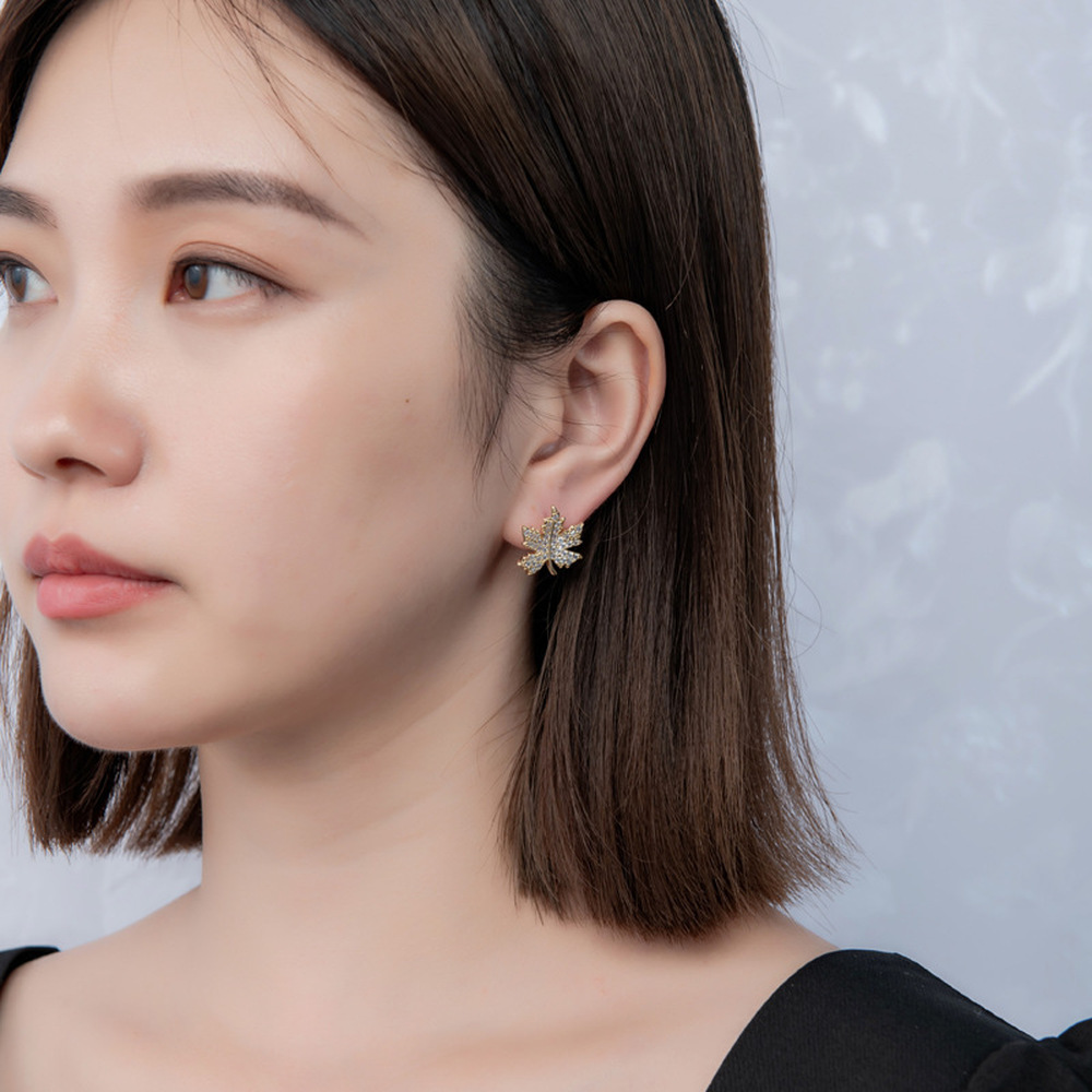 Bông tai bạc hình lá phong đính kim cương sáng tạo thời trang cho nữ