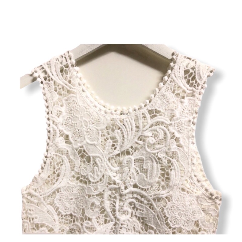 Áo ren sát nách tua hoa văn