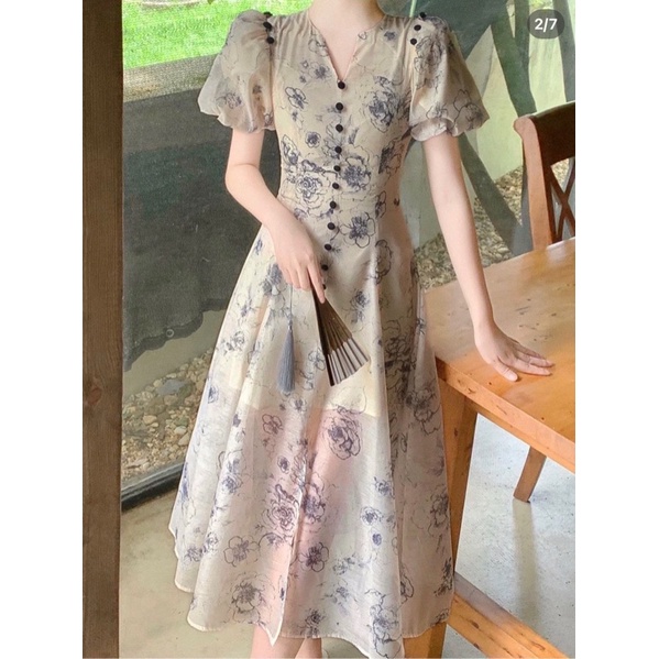 ĐẦM KEM HOA ĐEN MIDI NÚT TAY BỒNG XẺ TÀ
