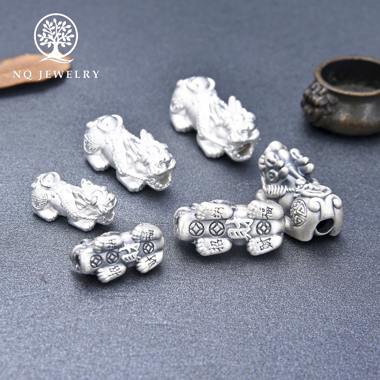 Charm bạc trắng tỳ hưu xỏ ngang - NQ Jewelry