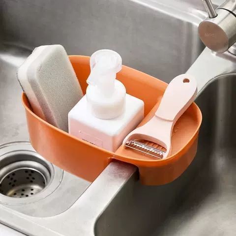 Rổ đựng mút xốp rửa chén có lỗ thoát nước thừa treo trên bồn rửa trong nhà bếp/nhà tắm
