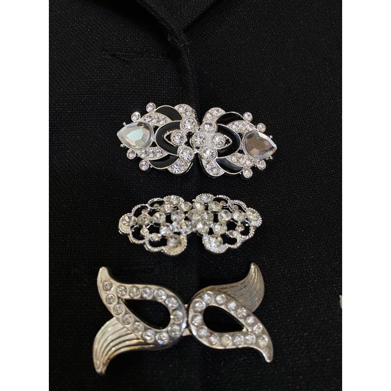 Móc cài áo vét thay nút