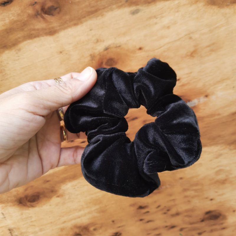 Dây cột tóc Scrunchies vải nhung màu đen mã 025 (cở 9-12cm)