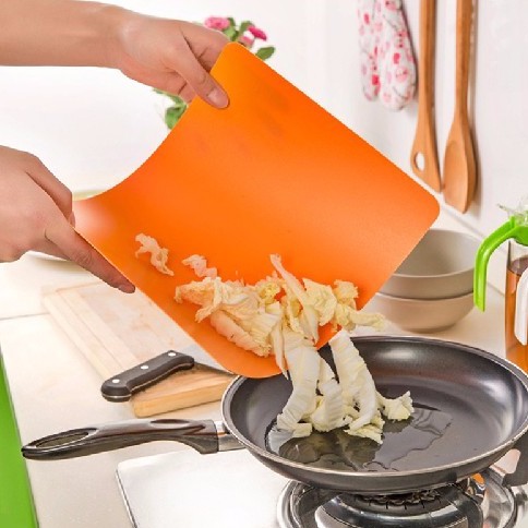 Thớt nhựa dẻo kháng khuẩn cao cấp Nhật Bản, Thớt chống xước, siêu nhẹ, dễ dàng bẻ cong để cho đồ ăn vào nồi khi đun nấu | BigBuy360 - bigbuy360.vn