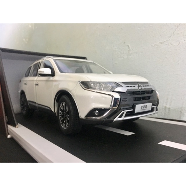 Mô hình xe SUV Mitsubishi Outlander 2022 tỉ lệ 1/18
