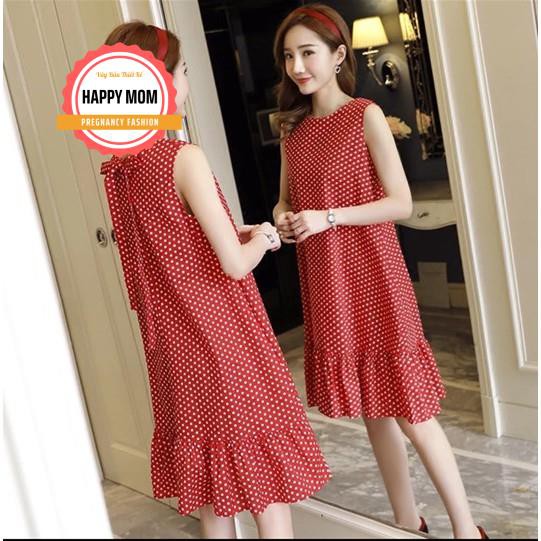 Váy bầu mùa hè - Váy bầu đuôi cá cổ tròn, khoét nách. Hoạ tiết chấm bi màu đỏ tươi tắn.