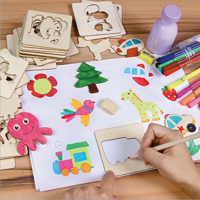 Bé tập vẽ