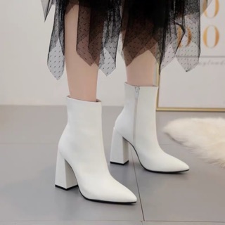 BOOT CỔ CAO TRẮNG MŨI NHỌN ĐẾ VUÔNG 9CM ALISON