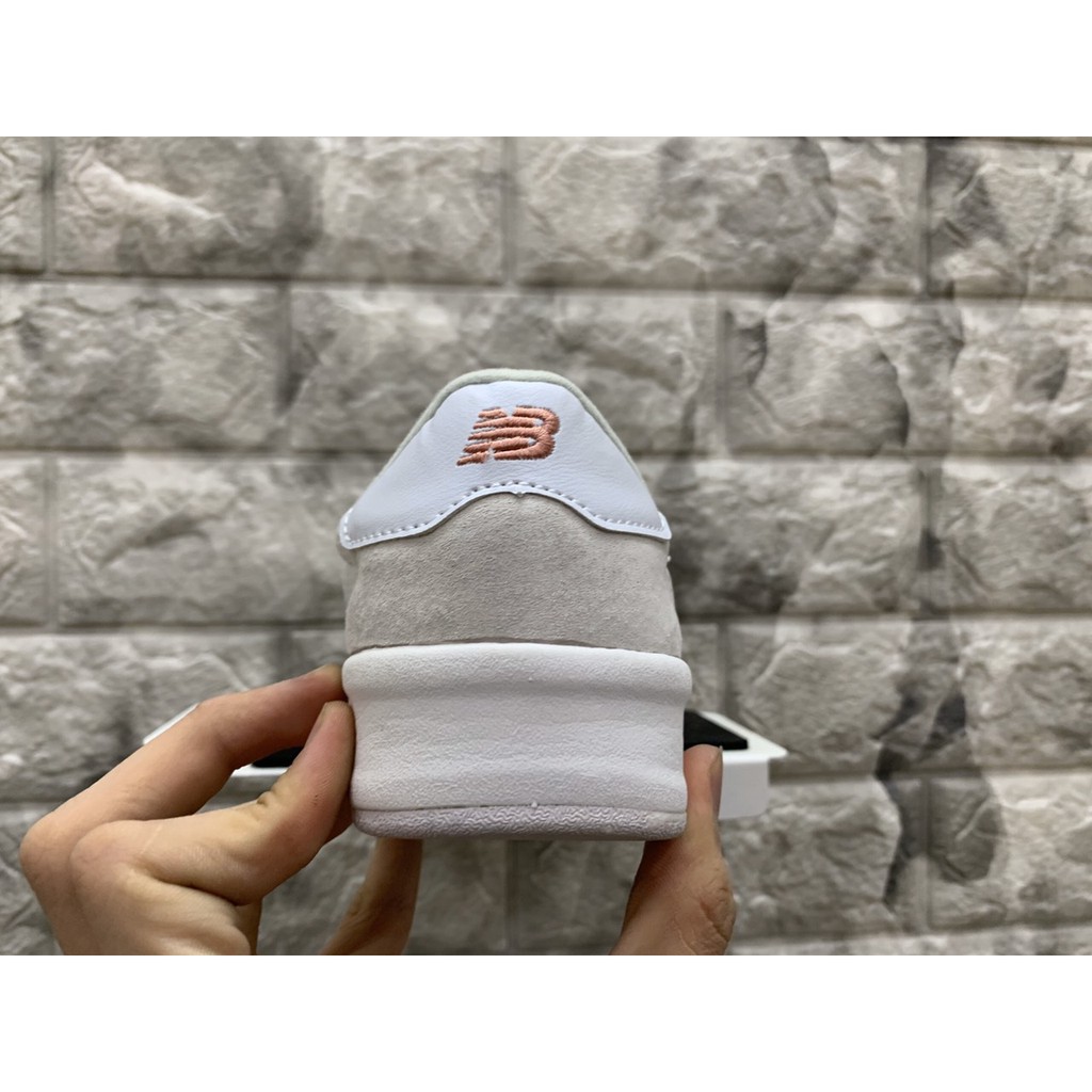 Giày thể thao chữ hồng | BigBuy360 - bigbuy360.vn