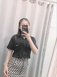 Áo sơ mi croptop túi hộp phối nút sắt