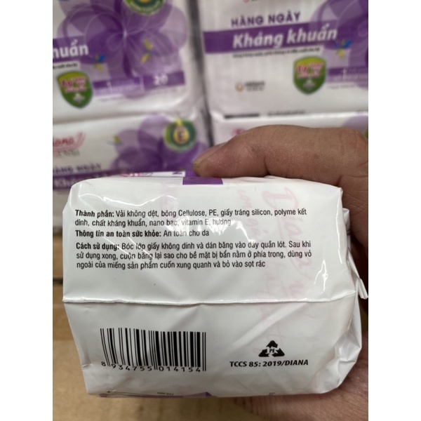 Băng vệ sinh Diana Sensi hàng ngày kháng khuẩn gói 20 miếng ( mẫu mới )