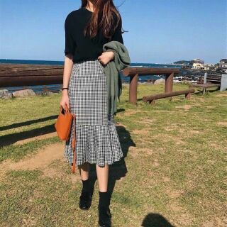 Set chân váy đuôi cá caro + áo pull đen