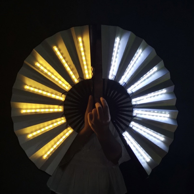 Quạt lụa đèn led phát sáng cháy phố tặng kèm pin CR2032