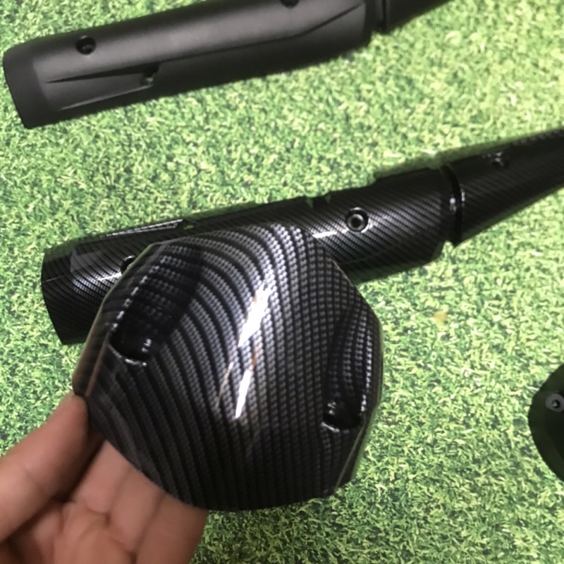 Ốp pô và chụp đích pô xe EX 150 giả zin màu đen-Cacbon