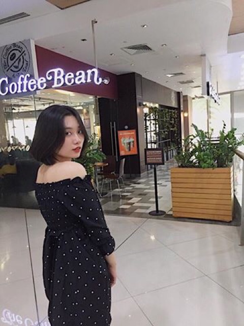 Đầm bi trễ vai nhún chỉ.