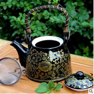 Bộ ấm trà gốm sứ với hoa văn độc đáo