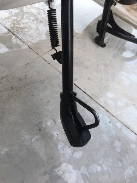 Bọc chân chống xe máy chống sước nền nhà