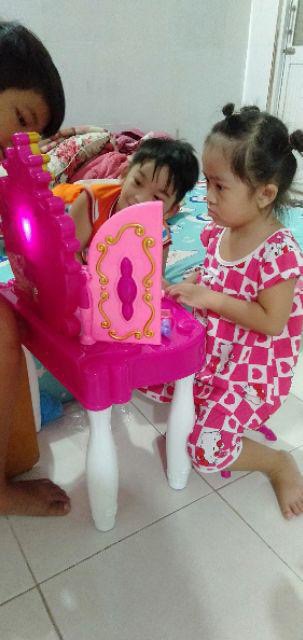 Bàn trang điểm cho bé gương cảm ứng mở bằng remod