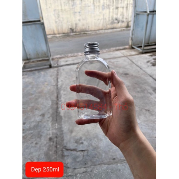 HOT-Chai nhựa Dẹp 250ml nắp nhôm vát cạnh fi28 | BigBuy360 - bigbuy360.vn
