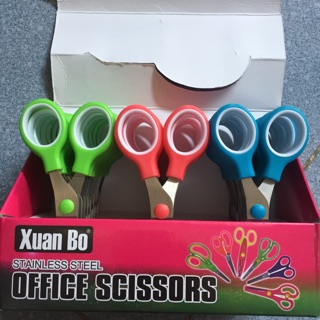 1 chiếc kéo thủ công loại đẹp