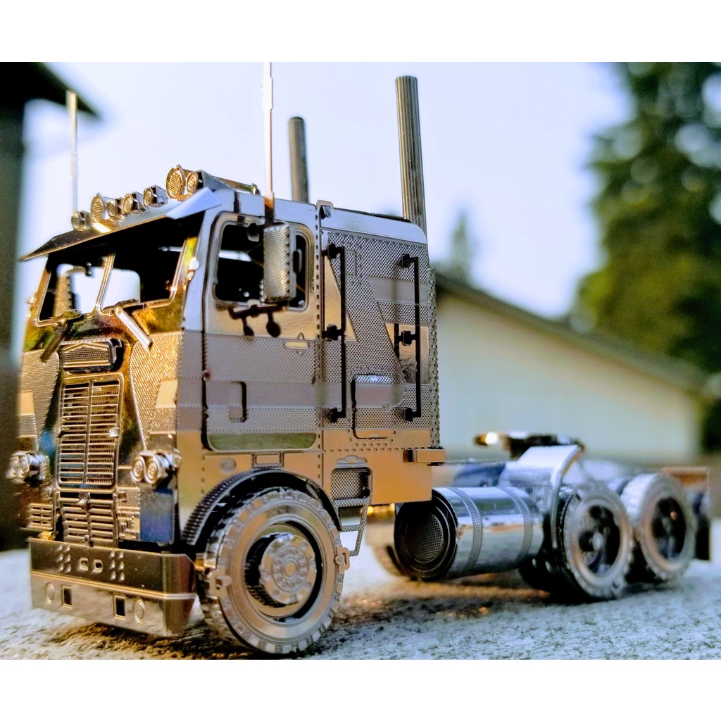 Mô Hình 3D Kim Loại Xe Đầu Kéo Container COE Của Freightliner (chưa ráp)
