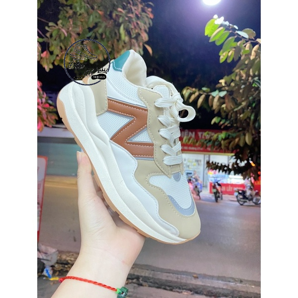 Giày thể thao nữ chữ N