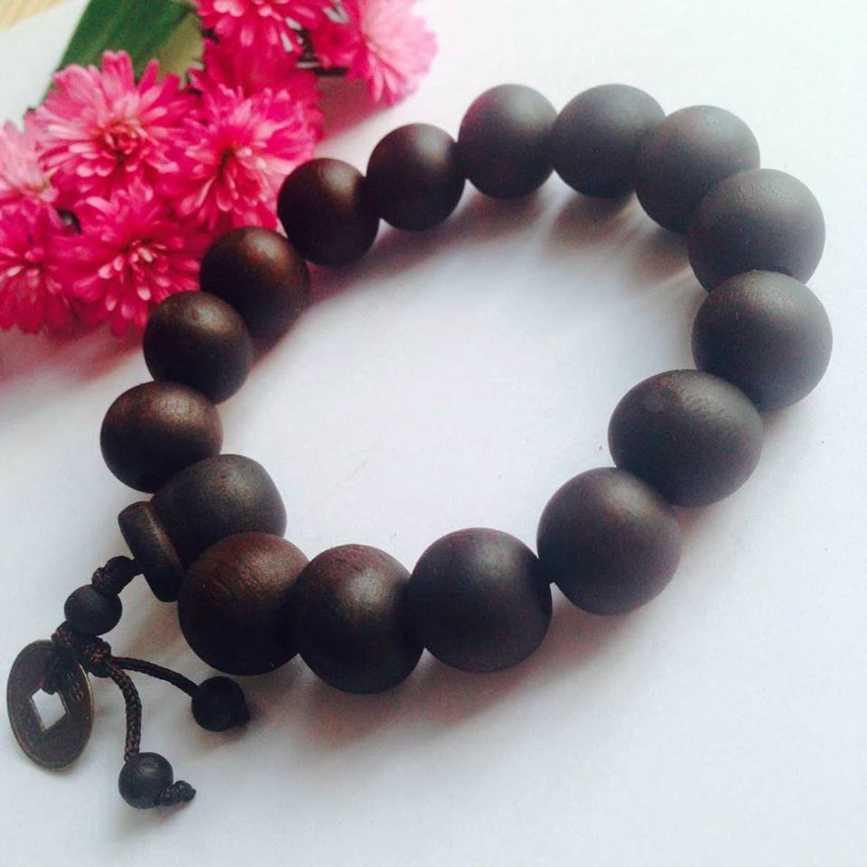Vòng tay gỗ trầm hương gắn đồng tiền may mắn -phong thuỷ của danh tiếng và quyền lực, tài lộc.