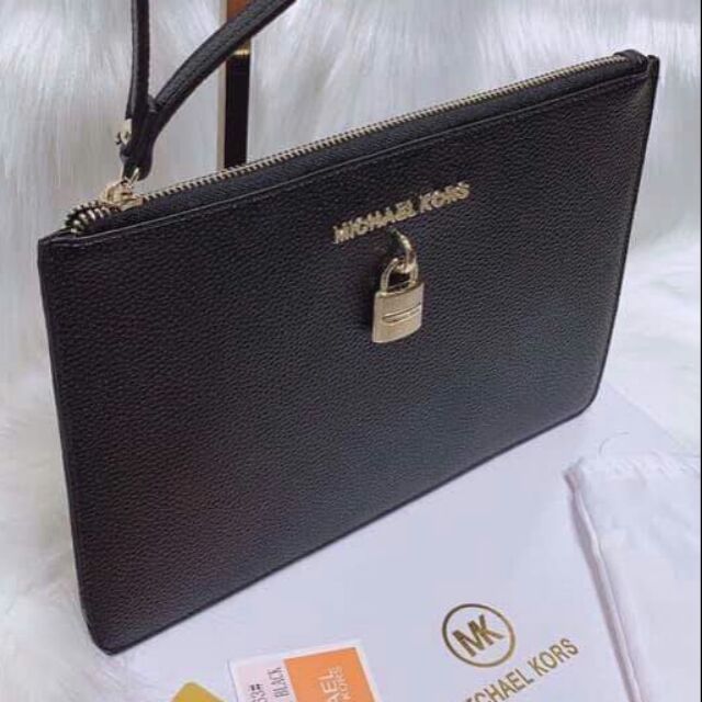 Clutch M*K lần đầu tiên xuất hiện - Size: 27cm - Toàn những màu xinh yêu- Fullbox